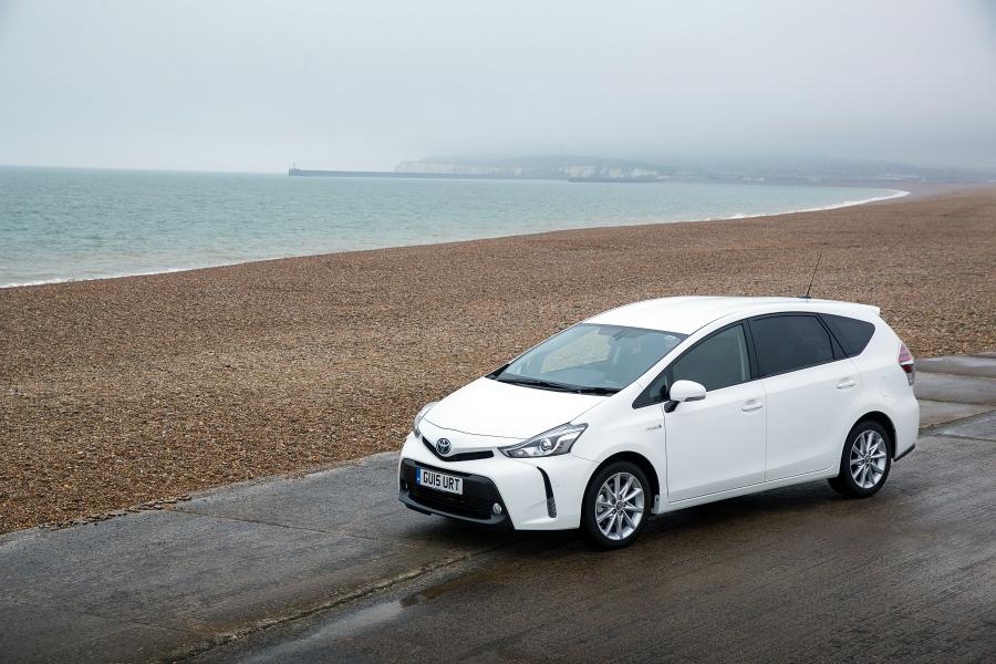  Toyota Prius + 2015 года  (UK) (фото 8 из 25)